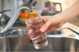 Khi khoa học tiếp tục phát triển thì những tranh luận về lợi ích và rủi ro sức khỏe của việc cho fluoride vào nước càng dữ dội hơn (Ảnh: sonsart/Shutterstock)