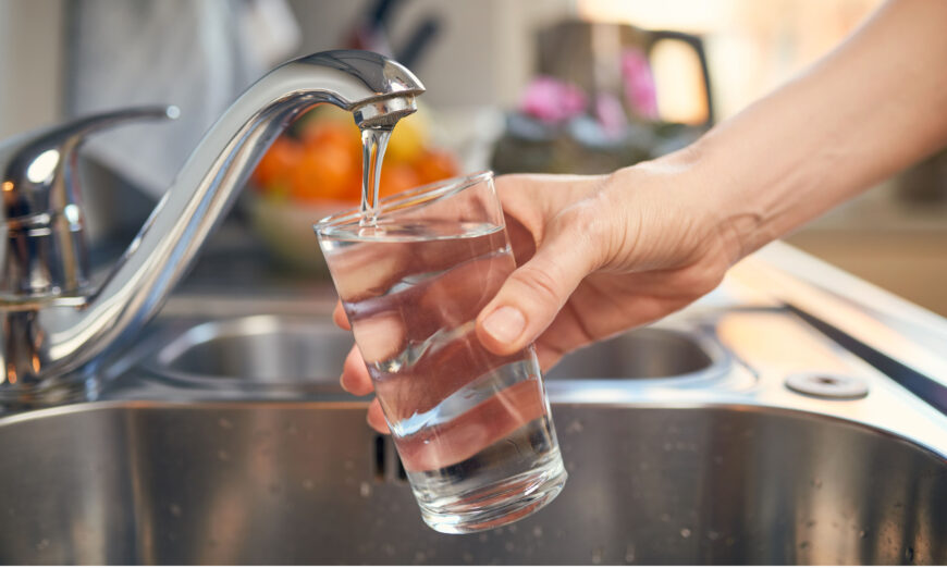 Khi khoa học tiếp tục phát triển thì những tranh luận về lợi ích và rủi ro sức khỏe của việc cho fluoride vào nước càng dữ dội hơn (Ảnh: sonsart/Shutterstock)
