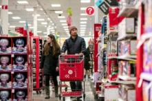 Người mua sắm tại một cửa hàng Target ở Chicago, Illinois, hôm 25/11/2022. (Ảnh: Jim Vondruska/Reuters)