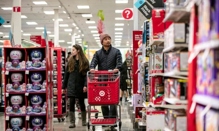 Người mua sắm tại một cửa hàng Target ở Chicago, Illinois, hôm 25/11/2022. (Ảnh: Jim Vondruska/Reuters)