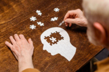 Các bác sĩ tâm thần Nhật Bản khuyến nghị người cao tuổi kích thích bộ não của họ để ngăn ngừa chứng mất trí nhớ. (Ảnh: Shutterstock)