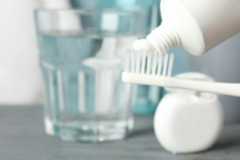 Fluoride: Là phương pháp thần kỳ chữa sâu răng, là thuốc độc, hay là cả hai? (Ảnh AtlasStudio/Shutterstock)