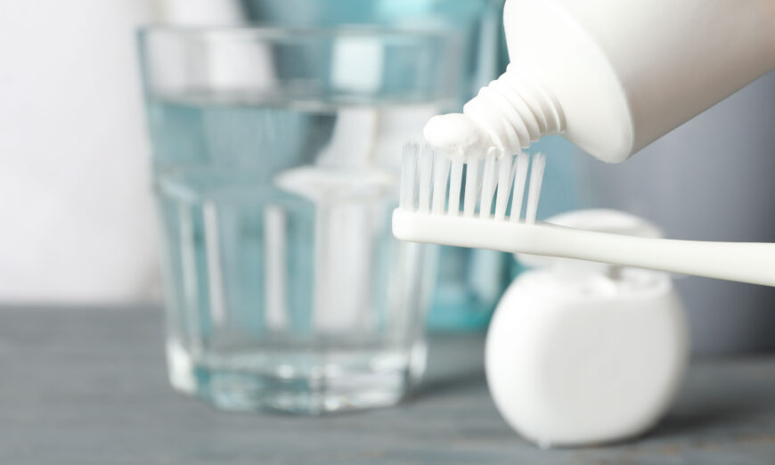 Fluoride: Là phương pháp thần kỳ chữa sâu răng, là thuốc độc, hay là cả hai? (Ảnh AtlasStudio/Shutterstock)