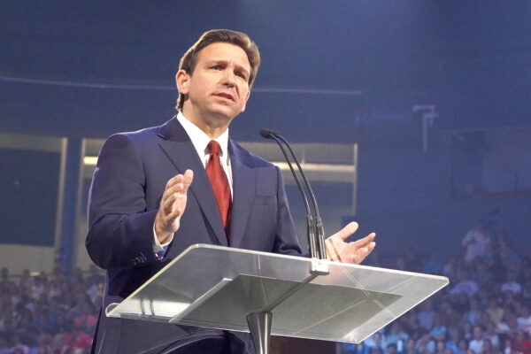 Thống đốc Florida Ron DeSantis trình bày diễn văn tại Đại học Liberty ở Lynchburg, Virginia, hôm 14/04/2023. (Ảnh: Terri Wu/The Epoch Times)