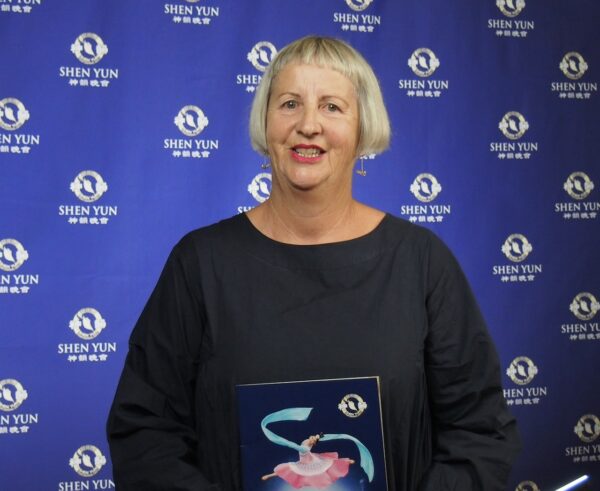 Bà Winifred Livesay thưởng thức Shen Yun tại Nhà hát St. James ở Wellington, New Zealand hôm 16/04/2023. (Ảnh: NTD)