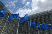 Những lá cờ của Liên minh  Âu Châu tung bay bên ngoài trụ sở Ủy ban  u Châu tại Brussels, Bỉ, vào ngày 05/06/2020. (Ảnh: Yves Herman/Reuters)