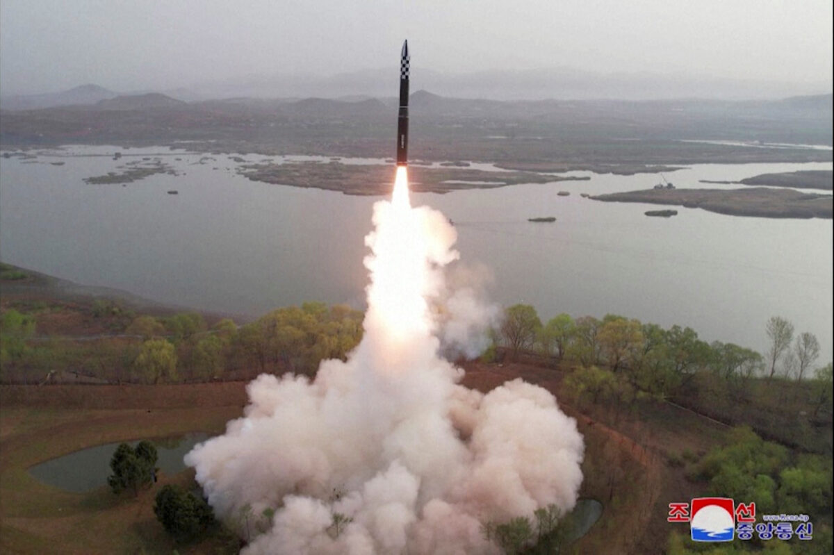 Quang cảnh của một vụ phóng thử hỏa tiễn đạn đạo liên lục địa (ICBM) Hwasong-18 nhiên liệu rắn mới tại một địa điểm không được tiết lộ trong một bức ảnh trích từ video do Thông tấn xã Trung ương Bắc Hàn (KCNA) công bố hôm 14/04/2023. (Ảnh: KCNA qua Reuters)