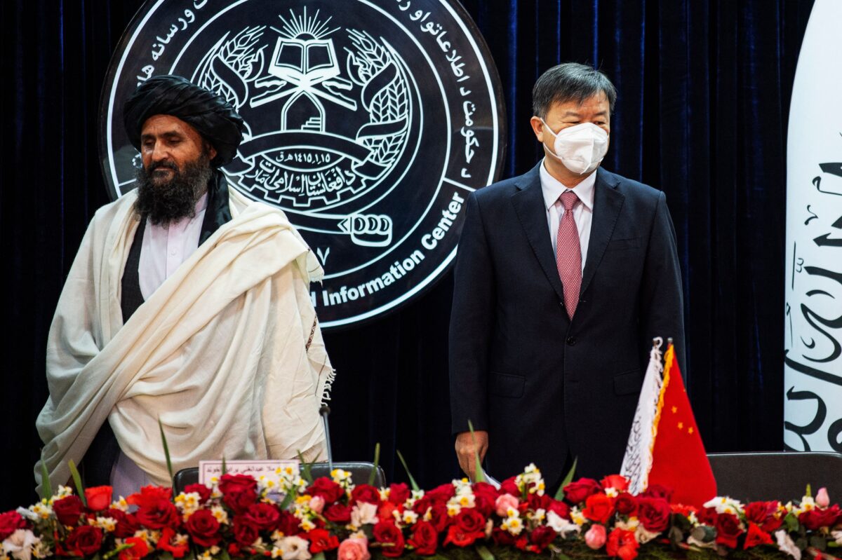 Quyền phó thủ tướng thứ nhất của Afghanistan Abdul Ghani Baradar (Trái) và đại sứ Trung Quốc tại Kabul, ông Vương Ngu, công bố một hợp đồng khai thác dầu với một công ty Trung Quốc tại Kabul hôm 05/01/2023. (Ảnh: Ahmad Sahel Arman/AFP qua Getty Images)