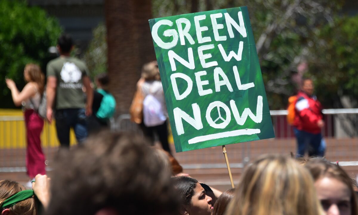 Các nhà hoạt động về biến đổi khí hậu tham gia một cuộc biểu tình về khí hậu ở Los Angeles, California, vào ngày 24/05/2019. (Ảnh: Frederic J. Brown/AFP qua Getty Images)