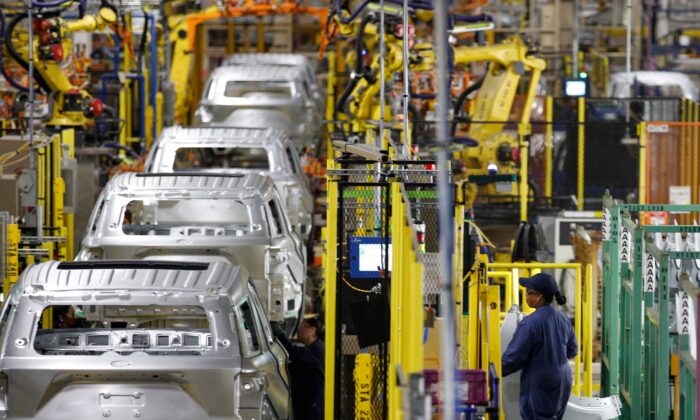 Công nhân lắp ráp xe hơi tại nhà máy lắp ráp mới được sửa sang lại của Ford ở Chicago, hôm 24/06/2019. (Ảnh: Jim Young/AFP/Getty Images)