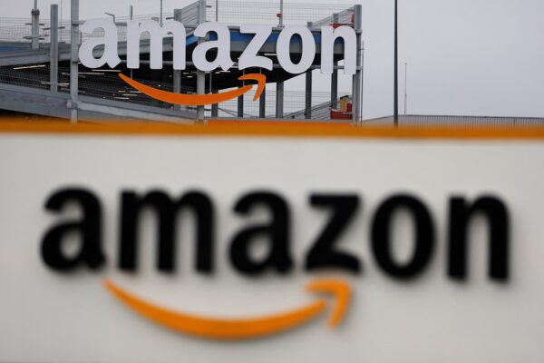 Logo của Amazon được nhìn thấy tại trung tâm vận chuyển của công ty ở Lauwin-Planque, miền bắc nước Pháp, hôm 05/01/2023. (Ảnh: Pascal Rossignol/Reuters)