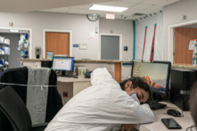 Một nhân viên y tế chợp mắt trong trạm điều dưỡng ở Houston, vào ngày 14/12/2020. (Ảnh: Go Nakamura/Getty Images)