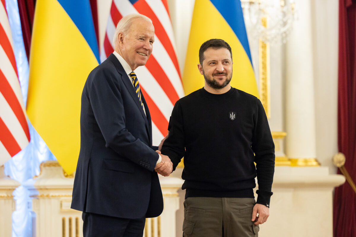 Tổng thống Hoa Kỳ Joe Biden gặp Tổng thống Ukraine Volodymyr Zelenskyy tại dinh tổng thống Ukraine ở Kyiv, hôm 20/02/2023. (Ảnh: Văn phòng Báo chí Tổng thống Ukraine qua Getty Images)