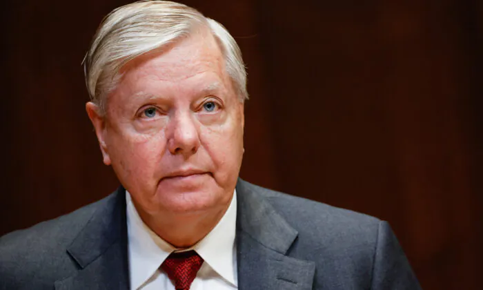 Thượng nghị sĩ Lindsey Graham (Cộng Hòa-South Carolina) tại Hoa Thịnh Đốn vào ngày 25/05/2022. (Ảnh: Ting Shen/Pool/Getty Images)