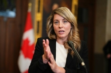 Ngoại trưởng Melanie Joly nói chuyện với các phóng viên tại tiền sảnh của Hạ viện trên Đồi Nghị viện ở Ottawa hôm 27/03/2023. (Ảnh: The Canadian Press/Sean Kilpatrick)