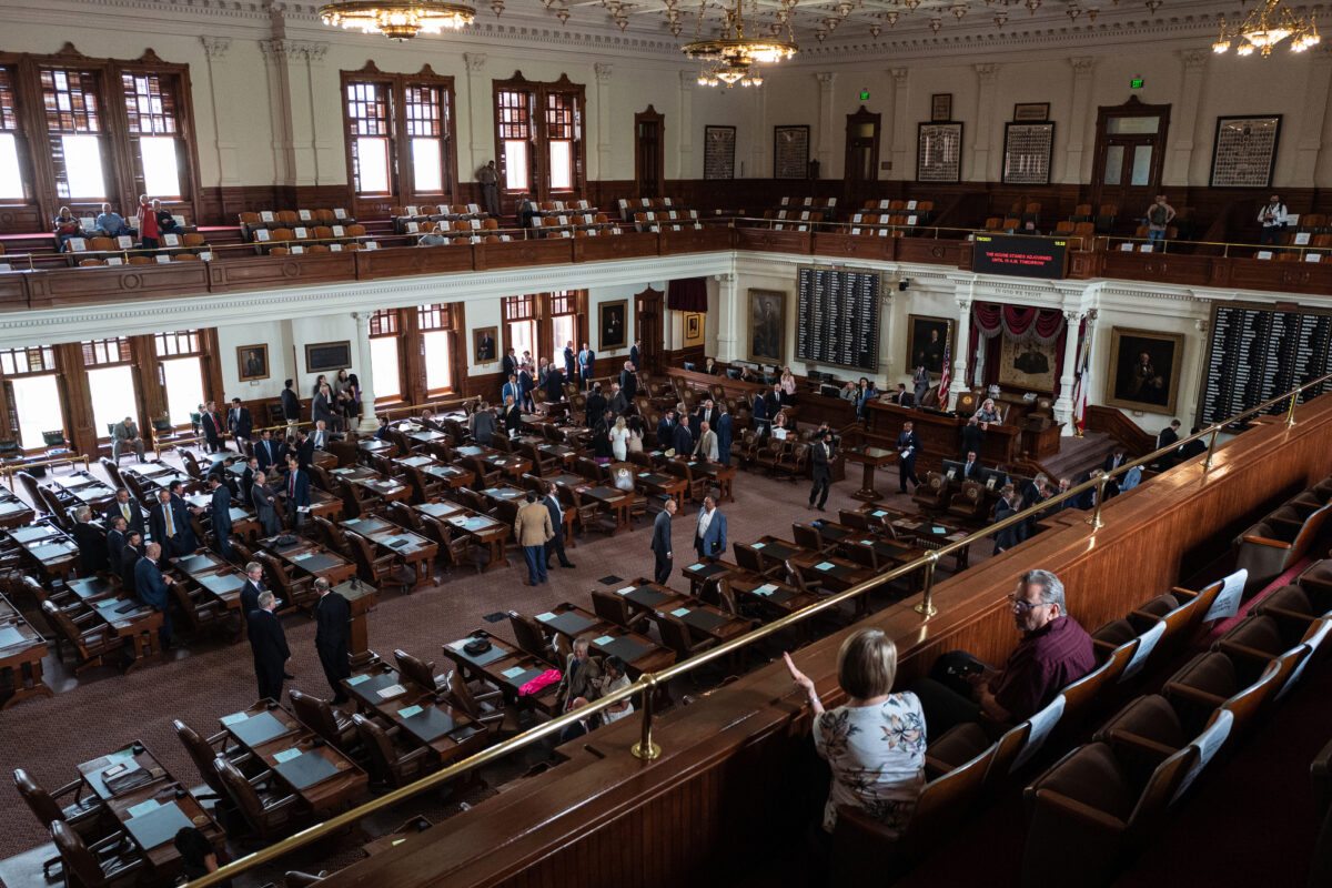 Các dân biểu của tiểu bang Texas và du khách tập trung tại phòng họp của Hạ viện tiểu bang vào ngày đầu tiên của phiên họp đặc biệt của Cơ quan Lập pháp lần thứ 87 tại Tòa nhà Quốc hội Tiểu Bang ở Austin, vào ngày 08/07/2021. (Ảnh: Tamir Kalifa/Getty Images)