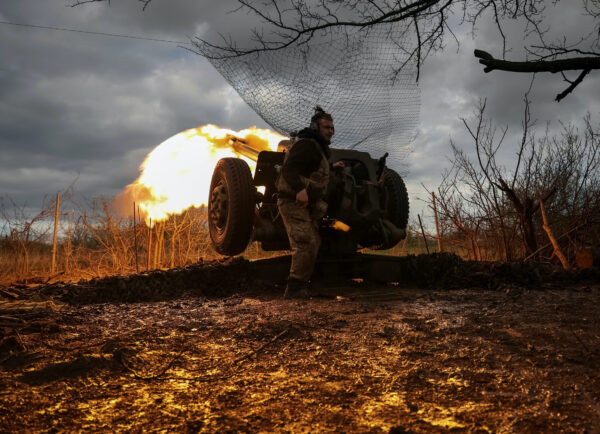 Các quân nhân Ukraine thuộc một lữ đoàn tấn công riêng biệt thứ 3 của Lực lượng Vũ trang Ukraine, bắn một khẩu lựu pháo D30 ở tiền tuyến, giữa cuộc tấn công của Nga vào Ukraine, gần thành phố Bakhmut, Ukraine, hôm 23/04/2023. (Ảnh: Sofiia Gatilova/Reuters)