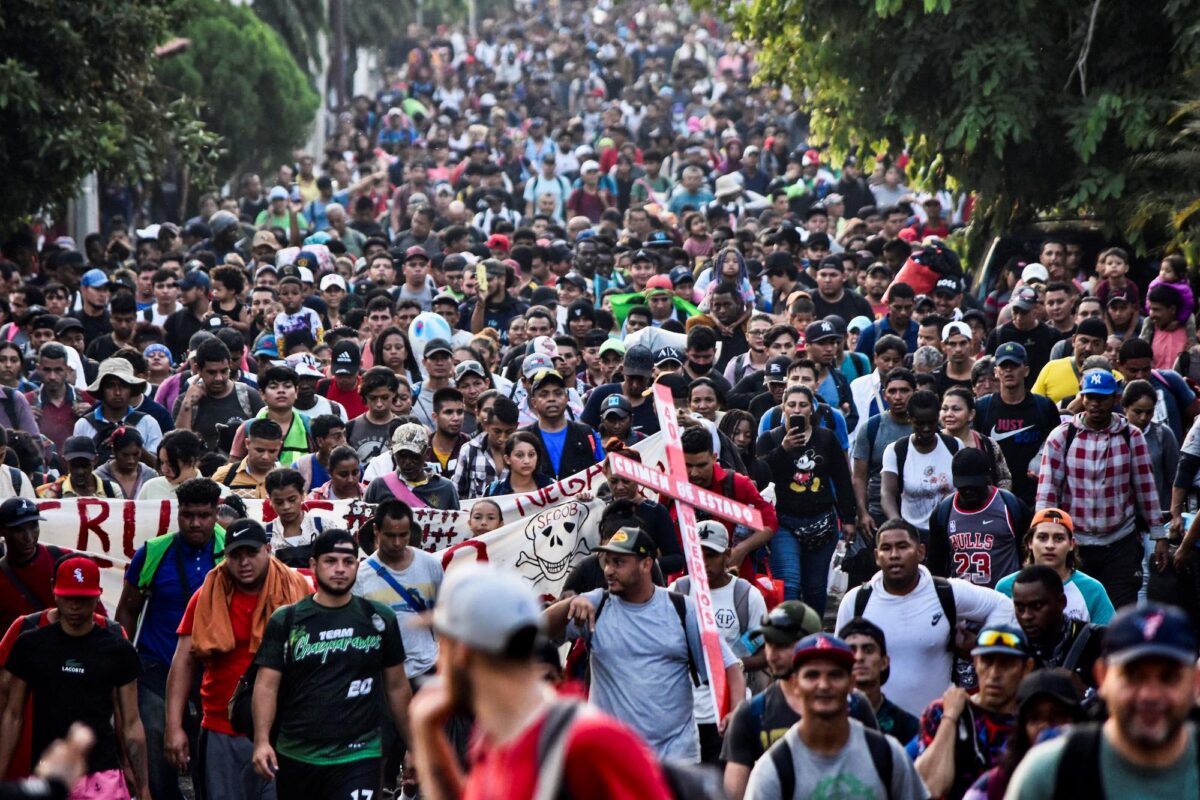 Những người di cư từ Trung và Nam Mỹ tham gia một đoàn lữ hành đang cố gắng đến biên giới Hoa Kỳ-Mexico hôm 23/04/2023. (Ảnh: Stringer/AFP qua Getty Images)