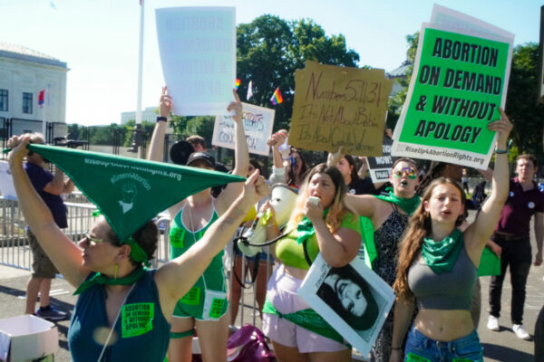 Những người biểu tình ủng hộ phá thai cùng với Liên minh Rise Up 4 Abortion Rights đeo khăn quàng xanh lục khi họ biểu tình bên ngoài Tối cao Pháp viện Hoa Kỳ ở Hoa Thịnh Đốn vào ngày 15/06/2022. (Ảnh: Jackson Elliott/The Epoch Times)