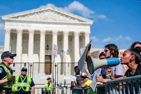 Các nhà hoạt động ủng hộ phá thai (bên phải) tranh luận với các nhà hoạt động ủng hộ sự sống trước Tối cao Pháp viện ở Hoa Thịnh Đốn, vào ngày 26/06/2022. (Ảnh: Nathan Howard/Getty Images)