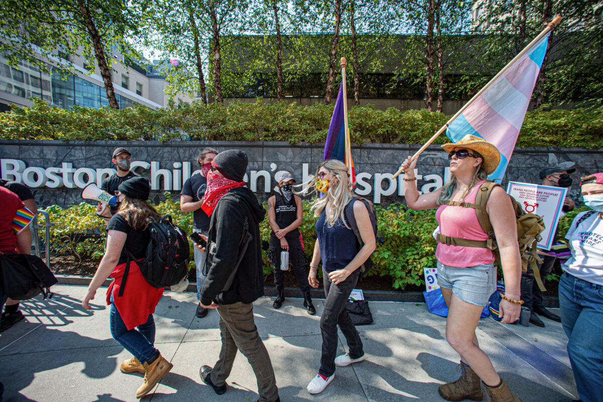 Các nhà hoạt động ủng hộ người chuyển giới diễn hành bên ngoài Bệnh viện Nhi đồng Boston ở Boston, Massachusetts, vào ngày 18/09/2022. (Ảnh: Joseph Prezioso/AFP qua Getty Images)