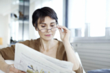Lão thị là một bệnh rất phổ biến về mắt, thường xuất hiện vào khoảng 45 tuổi và ngày càng nặng hơn theo thời gian nhưng cuối cùng sẽ ổn định sau 65 tuổi. (Ảnh: Image Point Fr/Shutterstock)