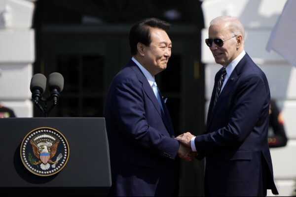 Tổng thống Hoa Kỳ Joe Biden (phải) chào đón Tổng thống Nam Hàn Yoon Suk-yeol tới Tòa Bạch Ốc trong một buổi lễ tiếp đón tại thủ đô Hoa Thịnh Đốn hôm 26/04/2023. Tổng thống Biden sẽ chủ trì việc tiếp đón chuyến thăm cấp nhà nước của Nam Hàn bao gồm một cuộc gặp song phương tại Oval Office, một cuộc họp báo chung, và một bữa tiệc chiêu đãi vào buổi tối. (Ảnh: Drew Angerer/Getty Images)