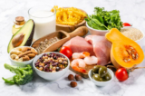 Các nhà nghiên cứu phát hiện rằng “bữa ăn Địa Trung Hải xanh” giảm 15% tình trạng xơ cứng động mạch chủ ngực, trong khi bữa ăn Địa Trung Hải tiêu chuẩn giảm 7.3% và bữa ăn lành mạnh giảm 4.8%. (Ảnh: Oleksandra Naumenko/Shutterstock)