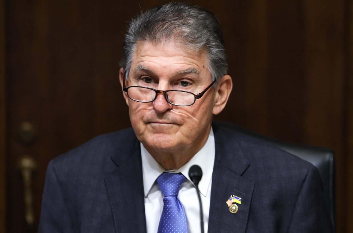 Thượng nghị sĩ Joe Manchin (Dân Chủ-West Virginia) tại Tòa nhà Văn phòng Thượng viện Dirksen vào ngày 22/09/2022. (Ảnh: Kevin Dietsch/Getty Images)