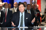 Ông Tucker Carlson nói trong Lễ trao Giải thưởng Yêu nước Quốc gia FOX 2022 tại Hard Rock Live tại Khách sạn và Sòng bạc Seminole Hard Rock Hollywood ở thành phố Hollywood, Florida, vào ngày 17/11/2022. (Jason Koerner/Getty Images)