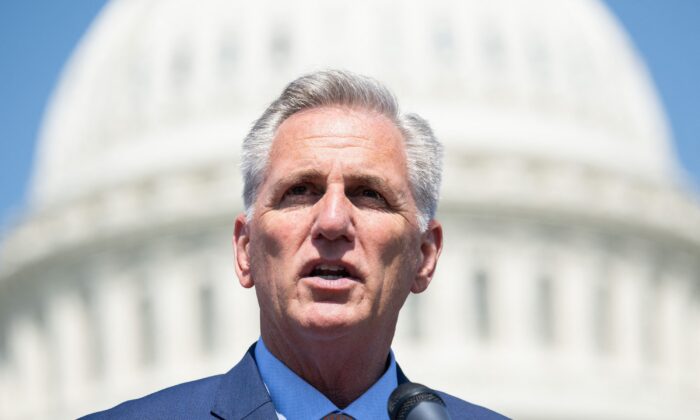 Chủ tịch Hạ viện Kevin McCarthy (Cộng Hòa-California) nói bên ngoài Điện Capitol Hoa Kỳ hôm 20/04/2023. (Ảnh: Saul Loeb/AFP qua Getty Images)