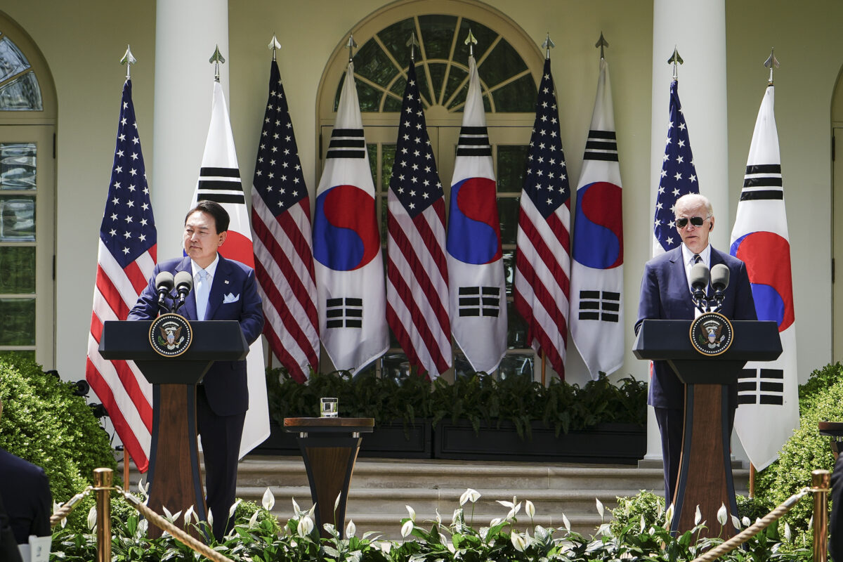 Tổng thống Nam Hàn Yoon Suk Yeol (trái) và Tổng thống Hoa Kỳ Joe Biden (phải) trong một cuộc họp báo tại Tòa Bạch Ốc ở Hoa Thịnh Đốn hôm 26/04/2023. (Ảnh: Madalina Vasiliu/The Epoch Times)