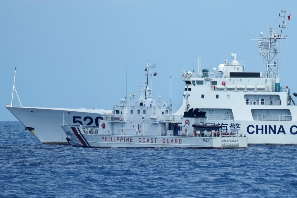 Một tàu Hải cảnh Trung Quốc mang số hiệu 5201 chặn tàu Tuần duyên Philippines BRP Malapascua khi tàu Philippines di chuyển vào cửa Bãi Cỏ Mây (Second Thomas Shoal), địa phương gọi là Bãi cạn Ayungin, tại Biển Đông, hôm 23/04/2023. (Ảnh: Aaron Favila/AP Photo)