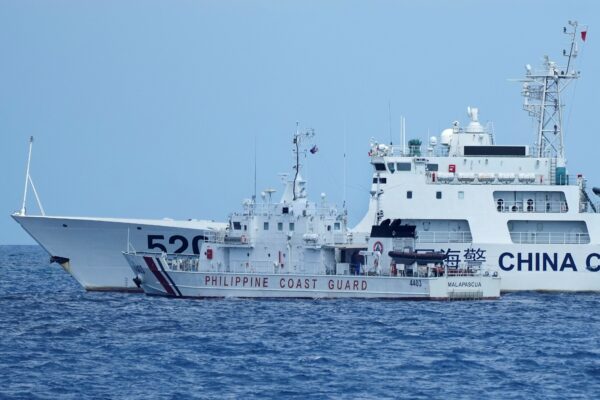 Một tàu Hải cảnh Trung Quốc mang số hiệu 5201 chặn tàu Tuần Duyên Philippines BRP Malapascua khi tàu này di chuyển vào phía cửa của bãi Cỏ Mây, người địa phương gọi là Bãi cạn Ayungin, ở Biển Đông hôm 23/04/2023. (Ảnh: Aaron Favila/AP Photo)