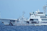 Một tàu hải cảnh Trung Quốc mang số hiệu 5201 chặn tàu BRP Malapascua của Lực lượng Tuần duyên Philippines khi tàu này di chuyển vào cửa của Bãi cạn Second Thomas mà người dân địa phương gọi là Bãi cạn Ayungin ở Biển Đông hôm 23/04/2023. (Ảnh: Aaron Favila/AP Photo)
