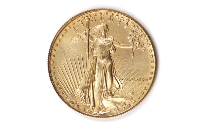 Đồng xu vàng 50 USD của Mỹ. (Ảnh: Regormark/Shutterstock)