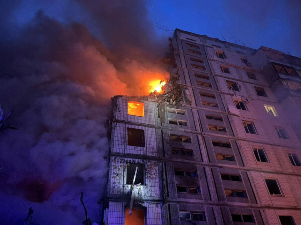 Một tòa nhà dân cư bị hư hại nặng nề do trúng hỏa tiễn của Nga ở Uman, vùng Cherkasy, Ukraine, hôm 28/04/2023. (Ảnh: Dịch vụ Báo chí Bộ Nội vụ Ukraine/Phát qua Reuters)