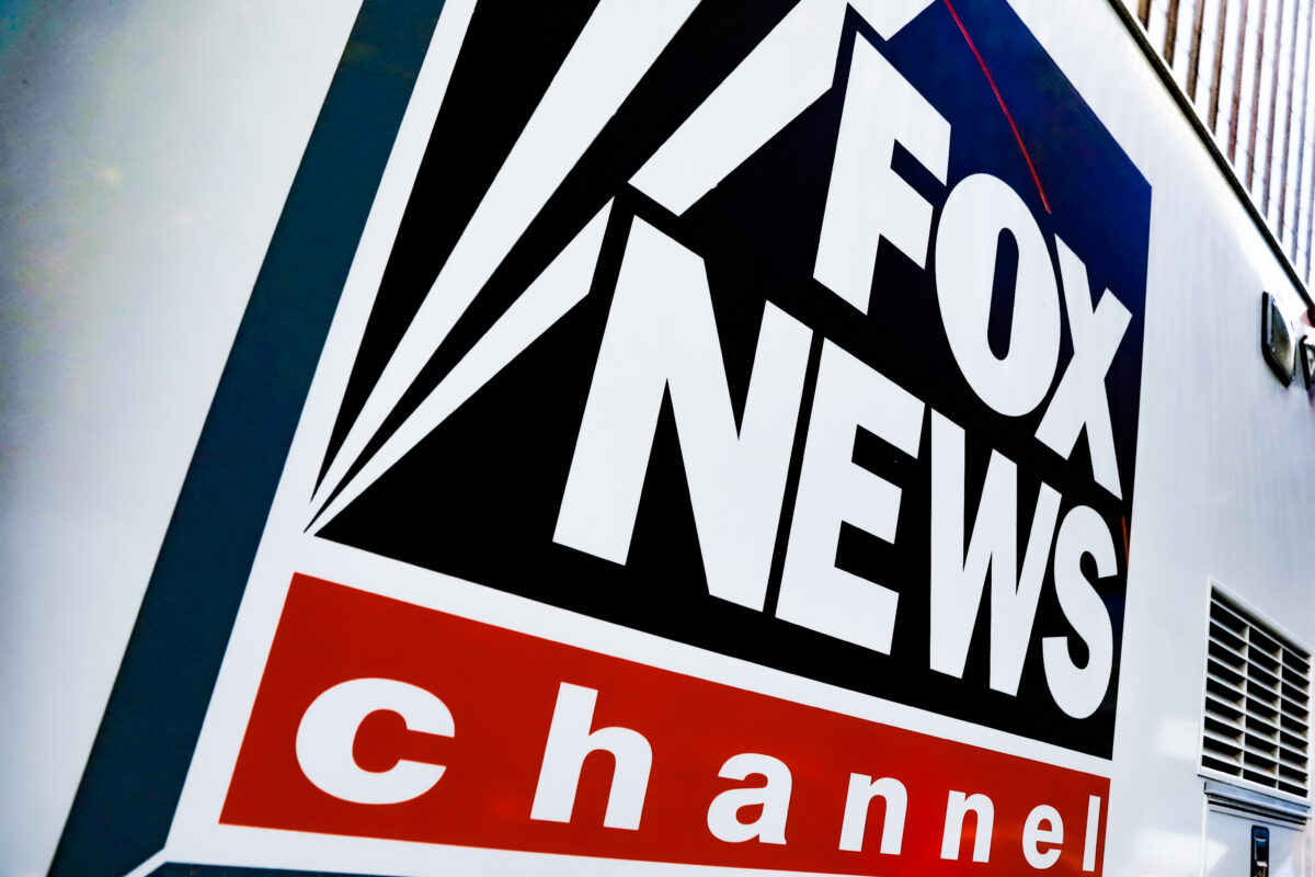 Một bảng hiệu của kênh Fox News trên một chiếc xe của đài truyền hình bên ngoài tòa nhà News Corporation ở thành phố New York, vào ngày 08/11/2017. (Ảnh: Shannon Stapleton/Reuters)