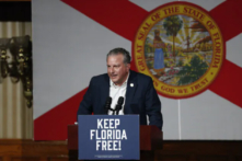 Giám đốc Tài chính tiểu bang Florida Jimmy Patronis trình bày trước khi giới thiệu Thống đốc Florida Ron DeSantis trong một cuộc tập hợp của các cử tri Đảng Cộng Hòa Florida tại Cheyenne Saloon ở Orlando, Florida, hôm 07/11/2022. (Ảnh: Octavio Jones/Getty Images)