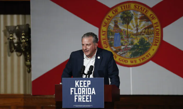 Giám đốc Tài chính tiểu bang Florida Jimmy Patronis trình bày trước khi giới thiệu Thống đốc Florida Ron DeSantis trong một cuộc tập hợp của các cử tri Đảng Cộng Hòa Florida tại Cheyenne Saloon ở Orlando, Florida, hôm 07/11/2022. (Ảnh: Octavio Jones/Getty Images)