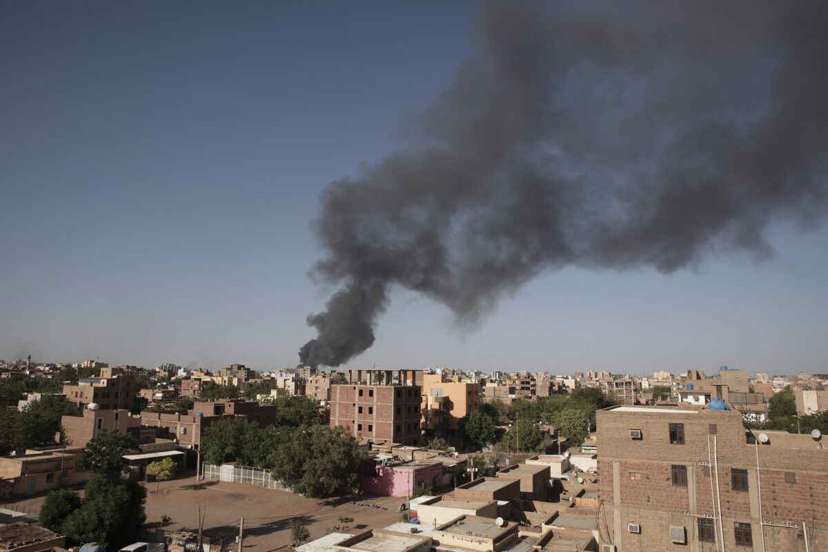 Khói được nhìn thấy ở Khartoum, Sudan, hôm 19/04/2023. (Ảnh: Marwan Ali/AP Photo)