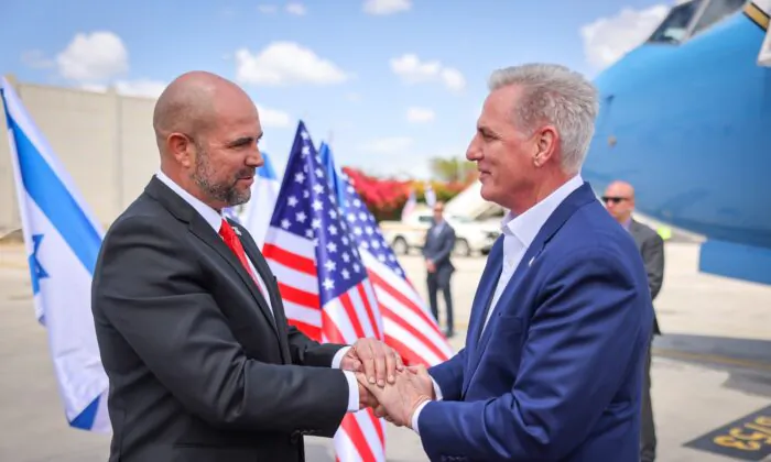 Chủ tịch Hạ viện Hoa Kỳ Kevin McCarthy (Cộng Hòa-California) và Chủ tịch Knesset (Quốc hội Israel) Amir Ohana (trái) tại Phi trường Ben Gurion, Israel, hôm 30/04/2023. (Ảnh: Noam Moskowitz/Văn phòng Phát ngôn viên của Knesset)