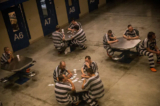 Các tù nhân ngồi trong nhà tù quận ở Williston, North Dakota, vào ngày 26/07/2013. (Ảnh: Andrew Burton/Getty Images)