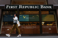 Một khách bộ hành đi bộ ngang qua ngân hàng First Republic Bank ở San Francisco, California, hôm 26/04/2023. (Ảnh: Justin Sullivan/Getty Images)