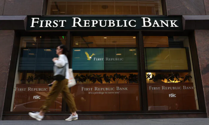 Một khách bộ hành đi bộ ngang qua ngân hàng First Republic Bank ở San Francisco, California, hôm 26/04/2023. (Ảnh: Justin Sullivan/Getty Images)