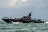 Thuyền của Cơ quan Thực thi Hàng hải Malaysia (MMEA) tham gia chiến dịch giải cứu các thủy thủ mất tích từ khu trục hạm hỏa tiễn dẫn đường USS John S. McCain ngoài khơi bờ biển Johor của Malaysia vào ngày 24/08/2017. (Ảnh: Mohd Rasfan/AFP qua Getty Images)