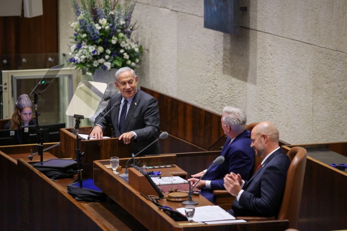 Thủ tướng Benjamin Netanyahu (trái) chào đón Chủ tịch Hạ viện Hoa Kỳ Kevin McCarthy (giữa) tới Knesset của Israel, ngồi bên cạnh ông là Chủ tịch Knesset Amir Ohana (phải), tại Jerusalem, Israel, hôm 01/05/2023. (Ảnh: Noam Moskowitz/Văn phòng Báo chí Knesset)