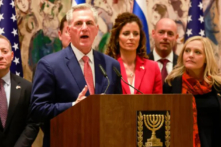 Chủ tịch Hạ viện Hoa Kỳ Kevin McCarthy nói chuyện sau khi ký kết thỏa thuận với người đồng cấp Israel tại Hội trường Shagall ở Knesset, Quốc hội Israel, ở Jerusalem hôm 01/05/2023, trong chuyến công du đến nước này cùng một phái đoàn Quốc hội.(Ảnh:  Menahem Kahana/AFP qua Getty Images)