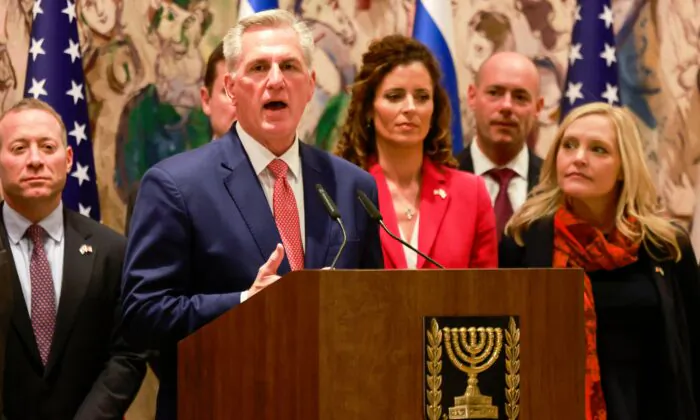 Chủ tịch Hạ viện Hoa Kỳ Kevin McCarthy nói chuyện sau khi ký kết thỏa thuận với người đồng cấp Israel tại Hội trường Shagall ở Knesset, Quốc hội Israel, ở Jerusalem hôm 01/05/2023, trong chuyến công du đến nước này cùng một phái đoàn Quốc hội.(Ảnh:  Menahem Kahana/AFP qua Getty Images)