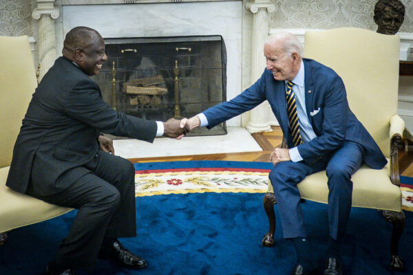 Tổng thống Joe Biden (phải) tiếp Tổng thống Nam Phi Cyril Ramaphosa trong một cuộc gặp song phương tại Oval Office vào ngày 16/09/2022. (Ảnh: Pete Marovich cho The New York Times qua Getty Images)